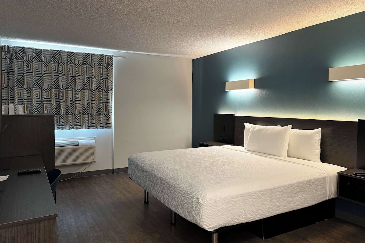 Standard Room, 1 King Bed, Accessible, Non Smoking | Free WiFi, bed sheets