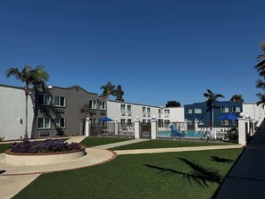 BBQ/picnic area - Motel 6 Carson, CA (Carson)