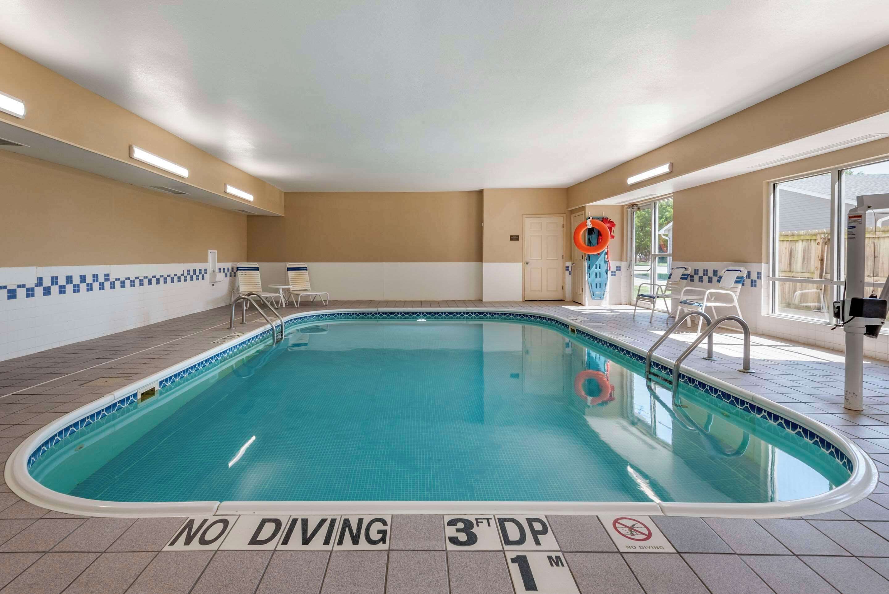 สระว่ายน้ำในร่ม เปิด 8:00 น. ถึง 22:00 น., เก้าอี้อาบแดดริมสระ