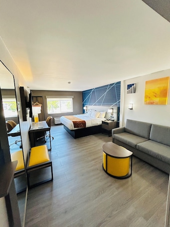 1 habitación, caja de seguridad en la habitación y escritorio