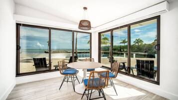 Villa Premium, 1 chambre, coin cuisine, vue océan | Coin séjour | Télévision à écran plat de 43 pouces avec chaßnes par cùble, télévision