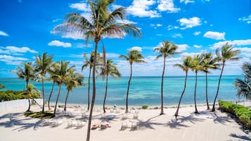 Privat strand, vit sandstrand, solstolar och strandhanddukar