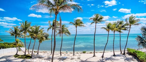 Playa privada, arena blanca, tumbonas y toallas de playa