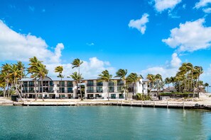 Private beach, white sand, sun loungers, beach towels