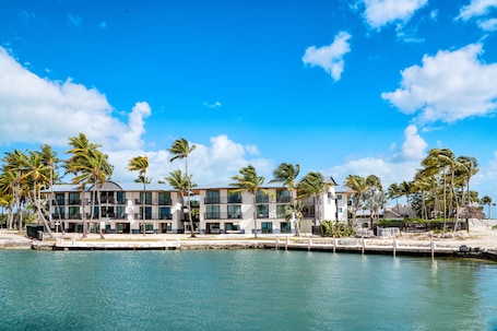 Private beach, white sand, sun loungers, beach towels. Chesapeake Beach Resort
