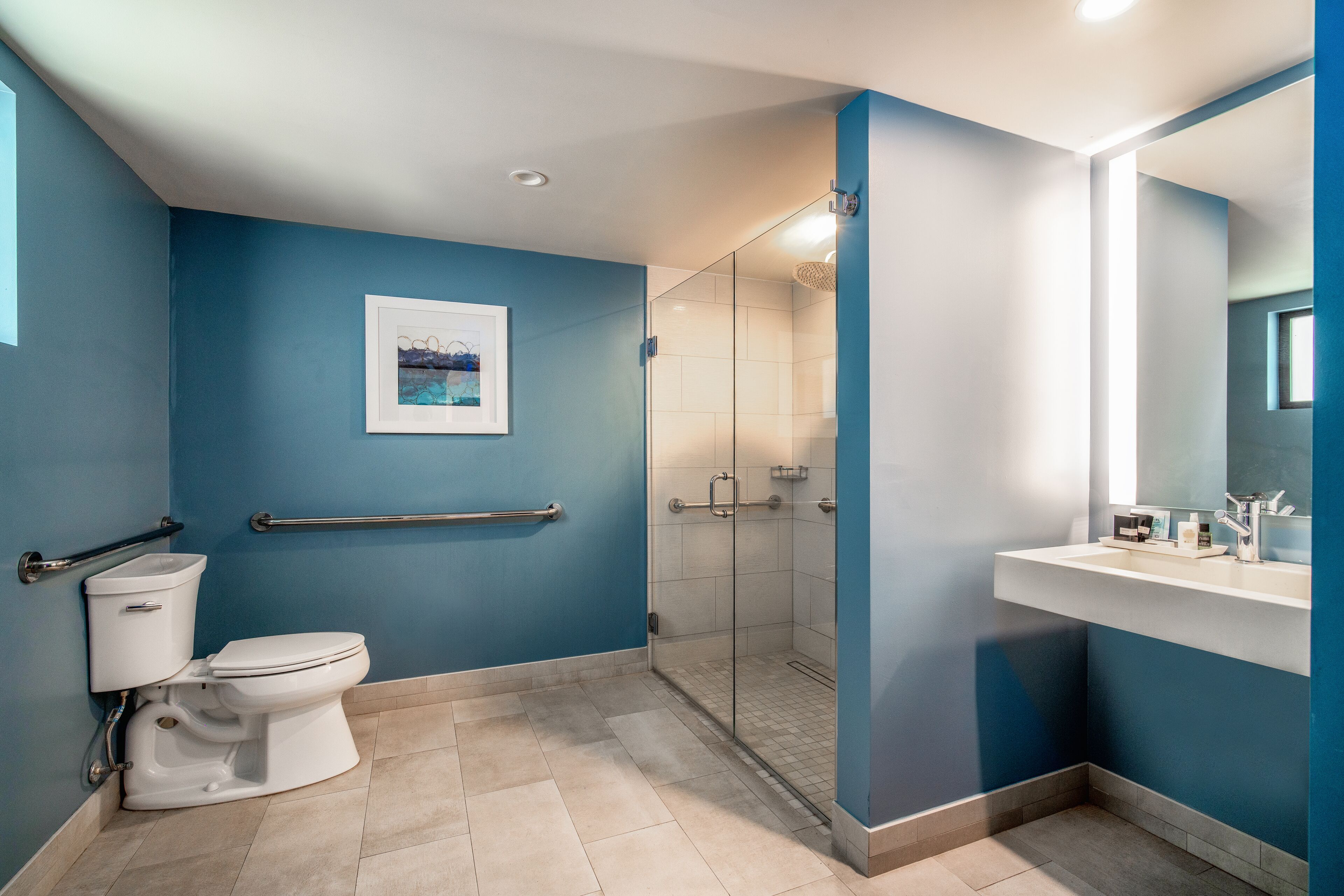 Une salle de bain avec des toilettes, une douche et un lavabo.