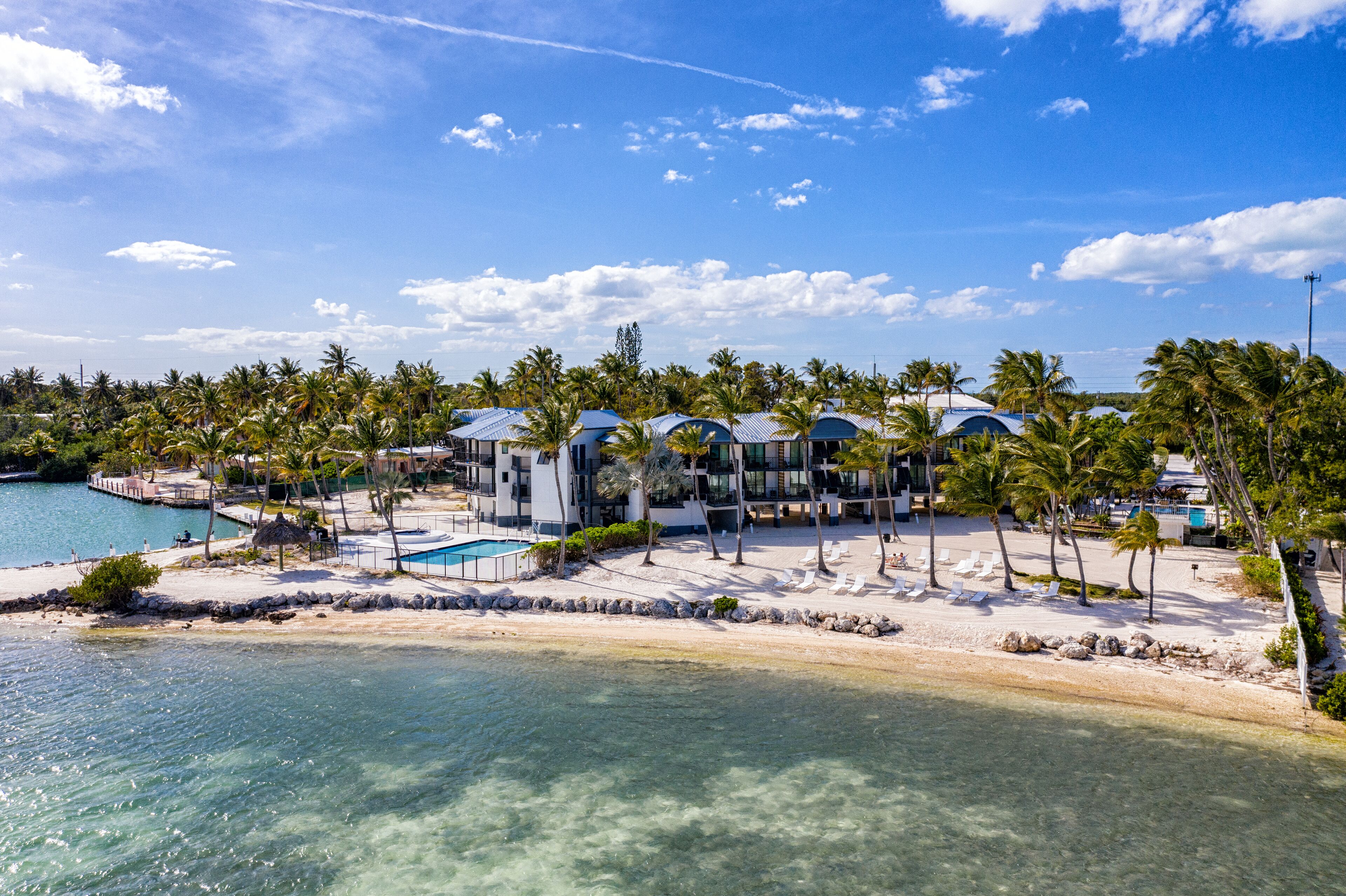 Private beach, white sand, sun-loungers, beach towels