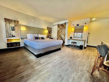 Standard Room, 1 King Bed, Non Smoking, Mountain View | In-room safe, individually furnished, desk, laptop workspace at Hotel Becket, BW Signature Collection