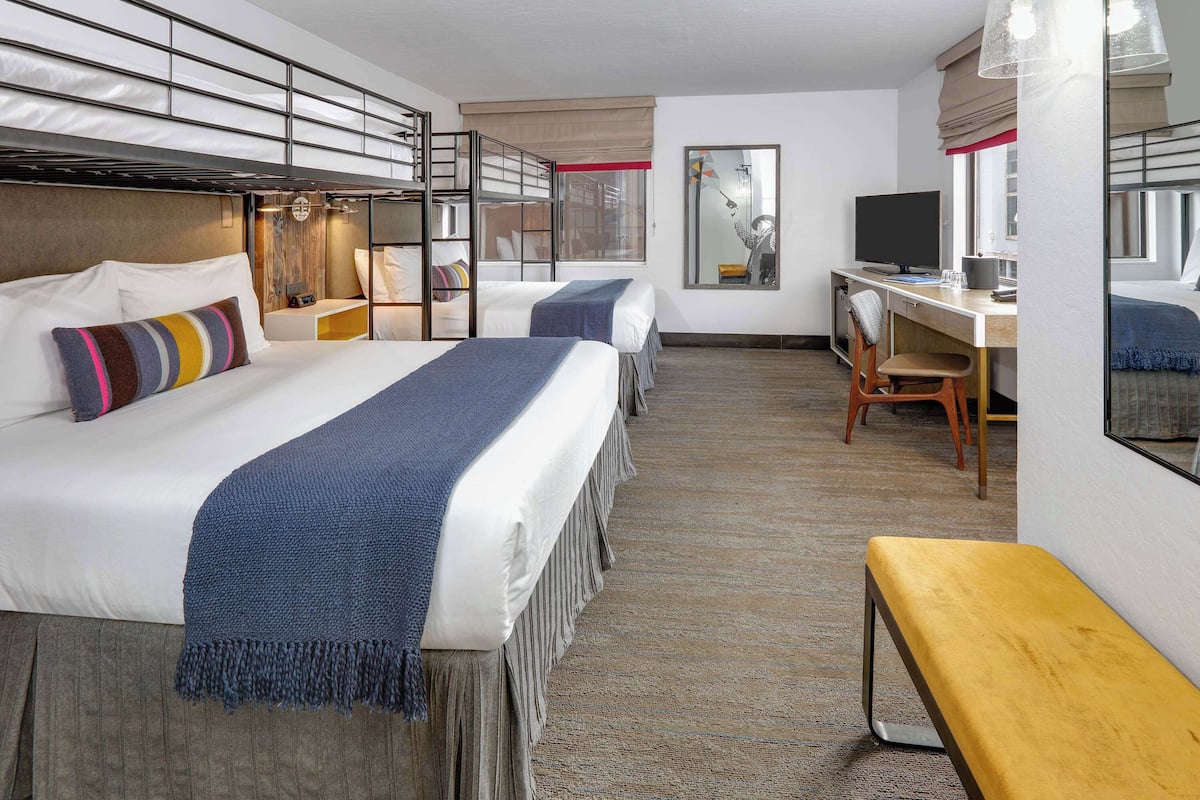 Suite Keluarga, Beberapa Tempat Tidur, Bebas Asap Rokok, pemandangan gunung | 1 kamar tidur, brankas, dan dilengkapi dengan perabotan berbeda-beda