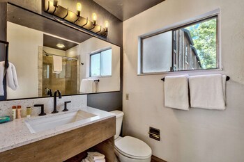 Free toiletries, hair dryer, towels, soap at Hotel Becket, BW Signature Collection