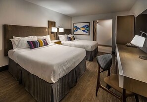 Caja de seguridad en la habitación, muebles diferentes y escritorio 