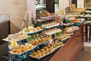 4 restaurantes; se sirven desayunos, almuerzos y cenas