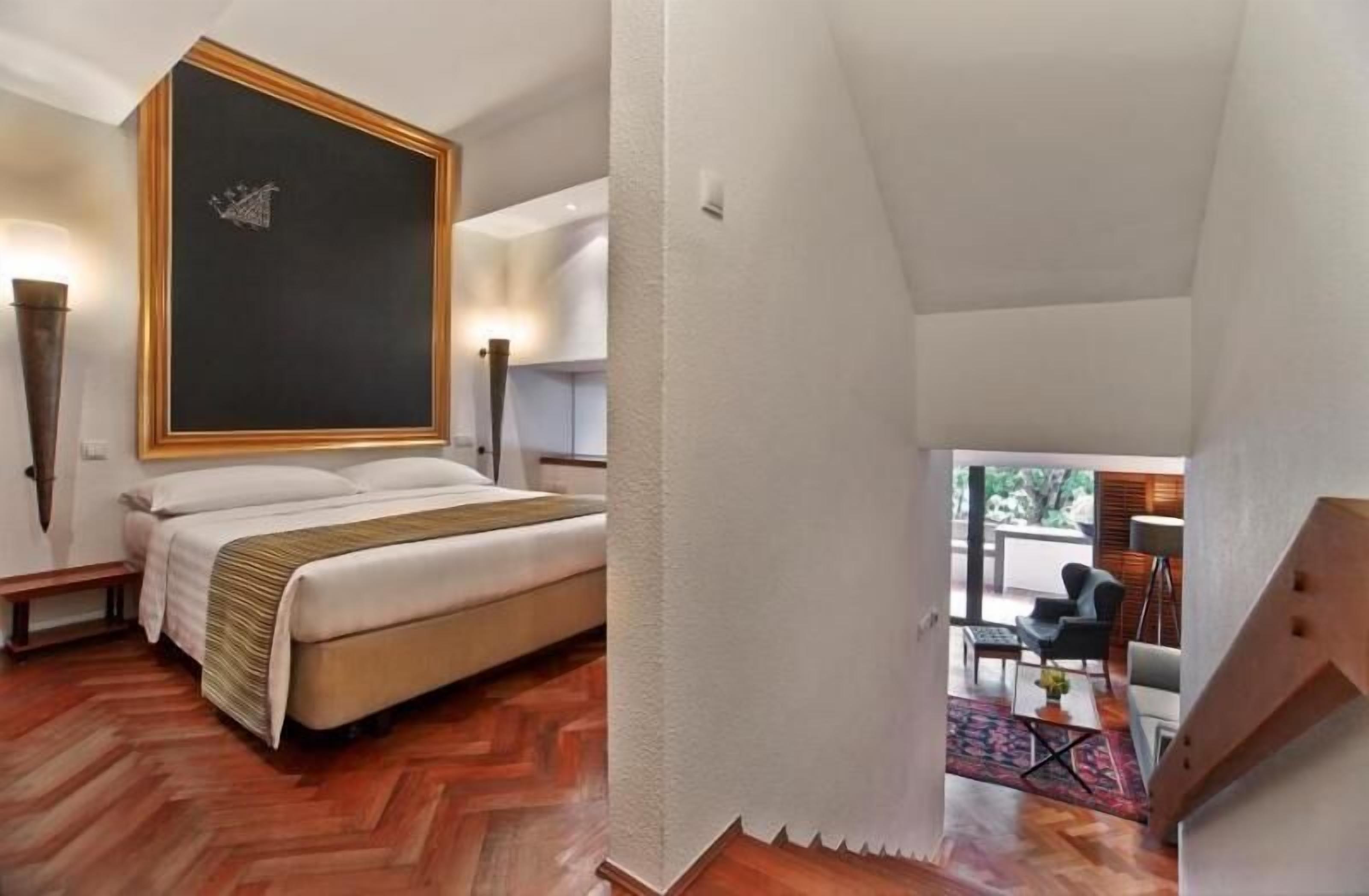 Caixa forta a l'habitació, escriptori i planxa i posts de planxar 
