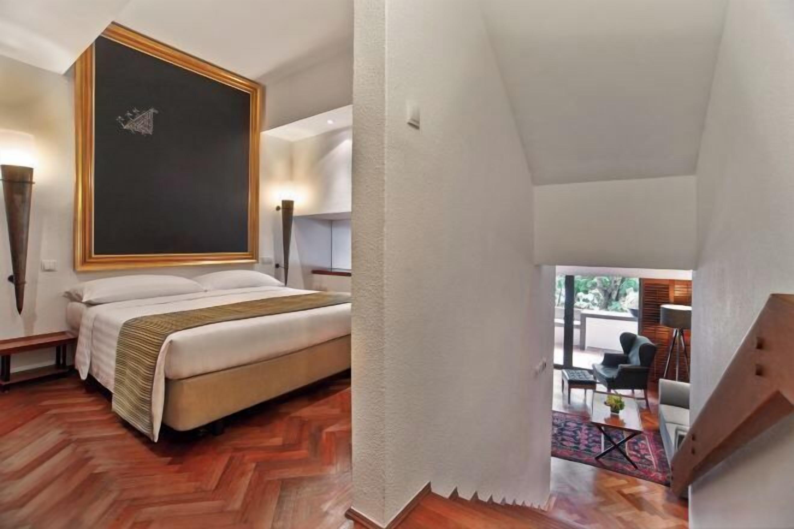 Caja de seguridad en la habitación y escritorio 