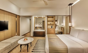 Deluxe Premier King | In-room safe, desk, iron/ironing board, free cribs/infant beds