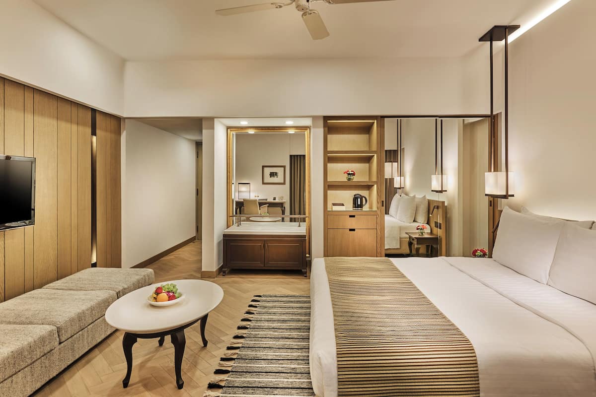 Deluxe Premier Hollywood Twin | In-room safe, desk, iron/ironing board, free cribs/infant beds