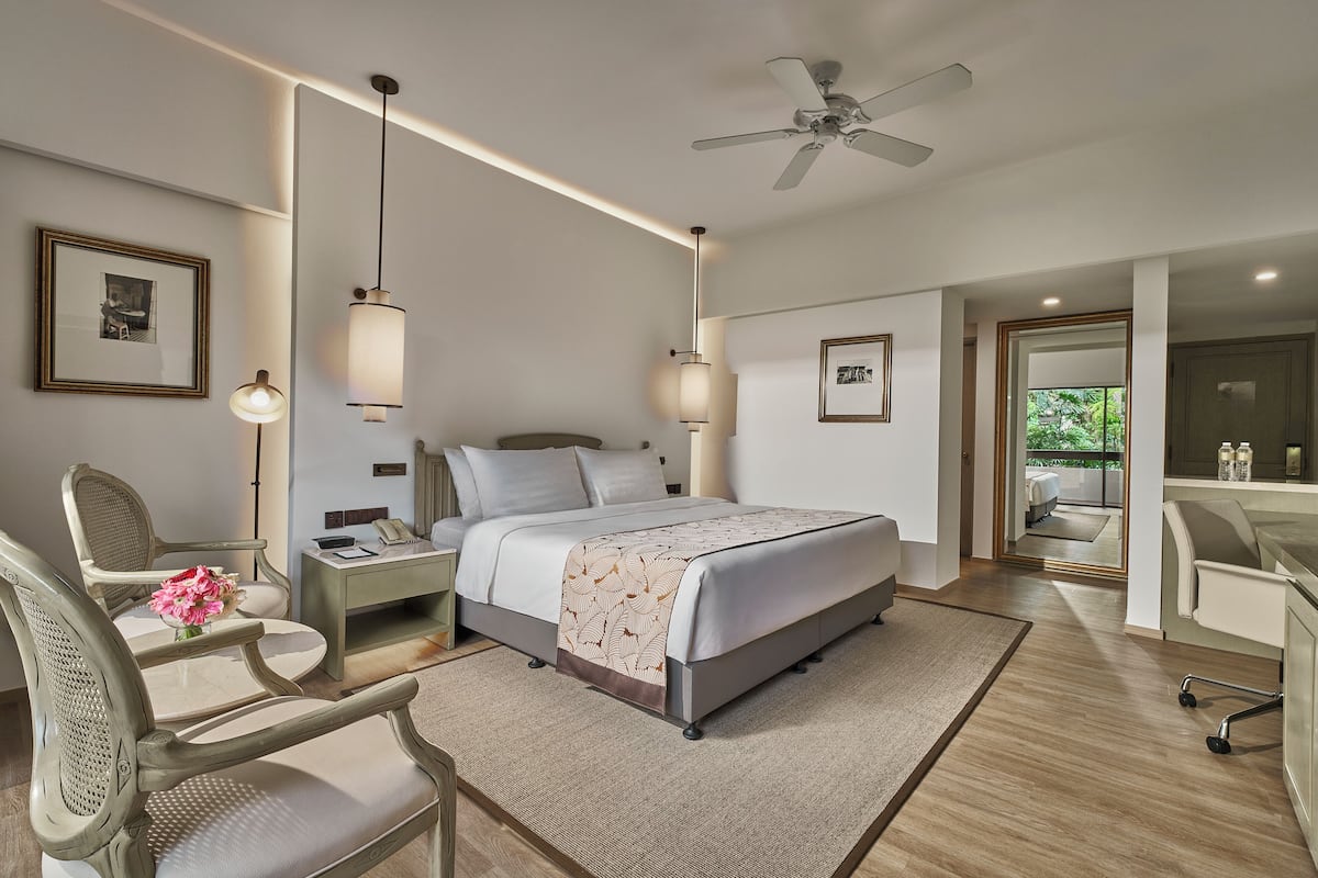 Pengeskab på værelset, skrivebord, strygejern/strygebræt