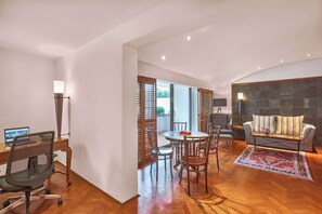 Parklane Split Level Studio - 3-5 Minutes Walking Distance to Annex Building | Caja fuerte, escritorio, tabla de planchar con plancha y cunas gratuitas