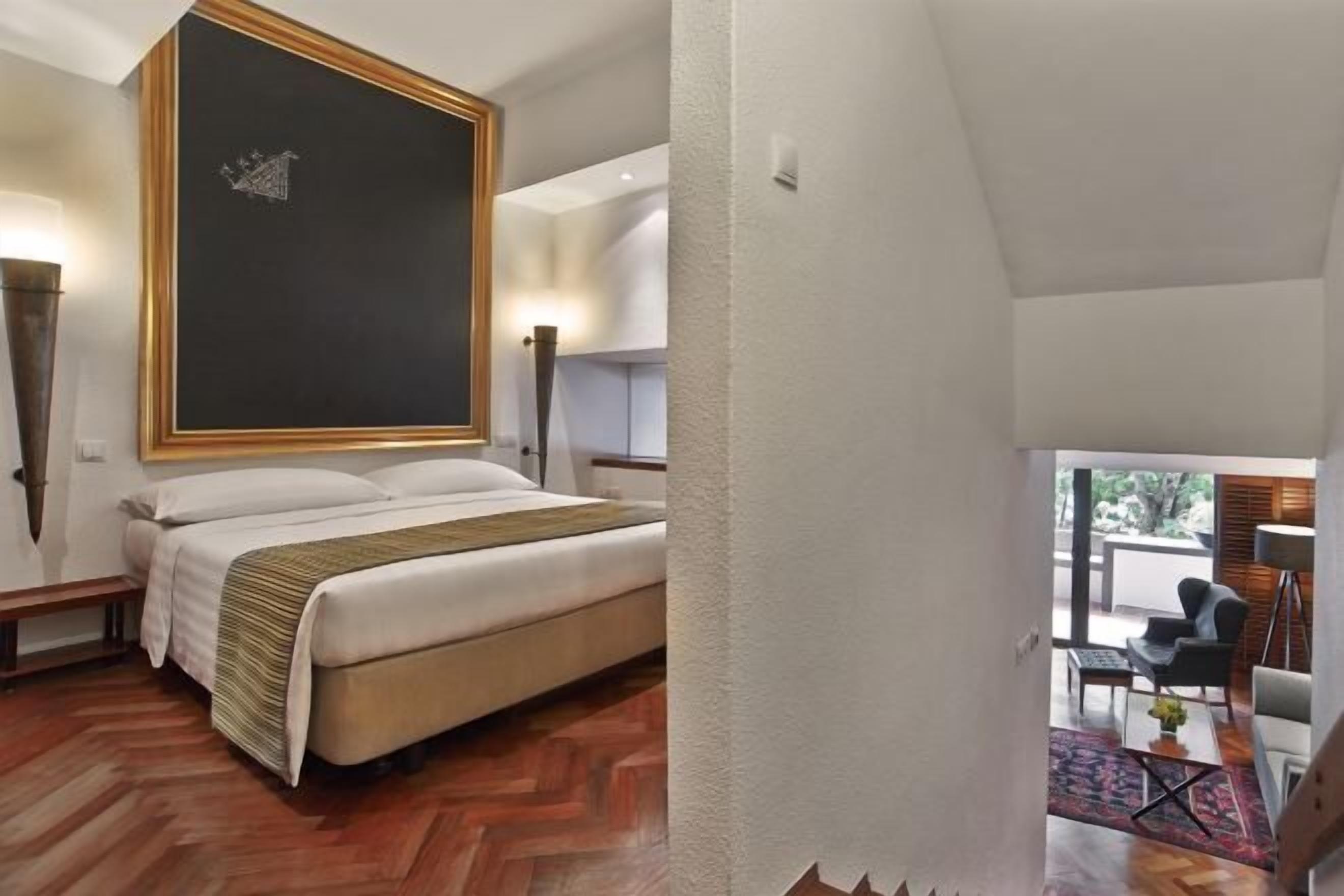 Caja de seguridad en la habitación y escritorio 