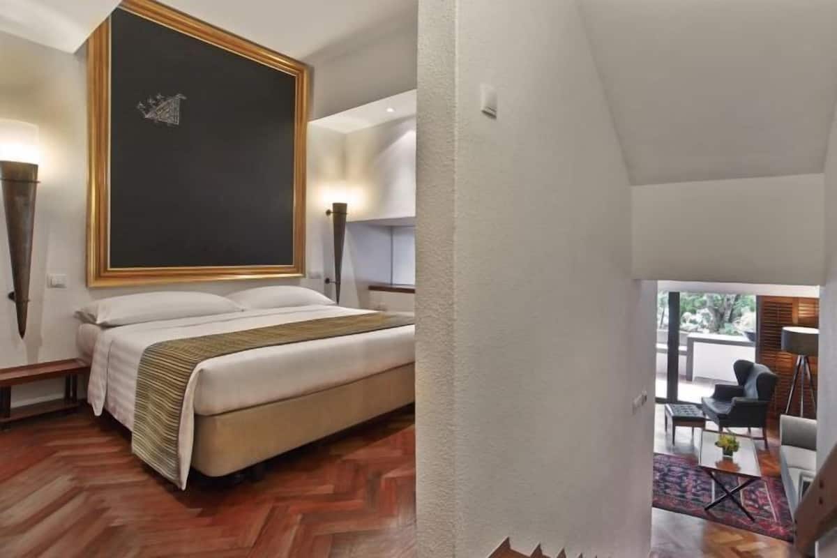Caja de seguridad en la habitación y escritorio