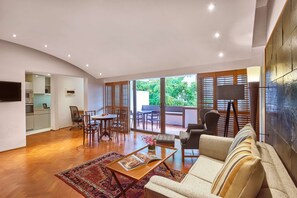 Parklane Split Level Suite - 3-5 Minutes Walking Distance to Annex Building | 1 bedroom, in-room safe, desk, iron/ironing board
