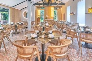 4 restaurants, breakfast, lunch, dinner served; local cuisine  - Goodwood Park Hotel (Singapore)