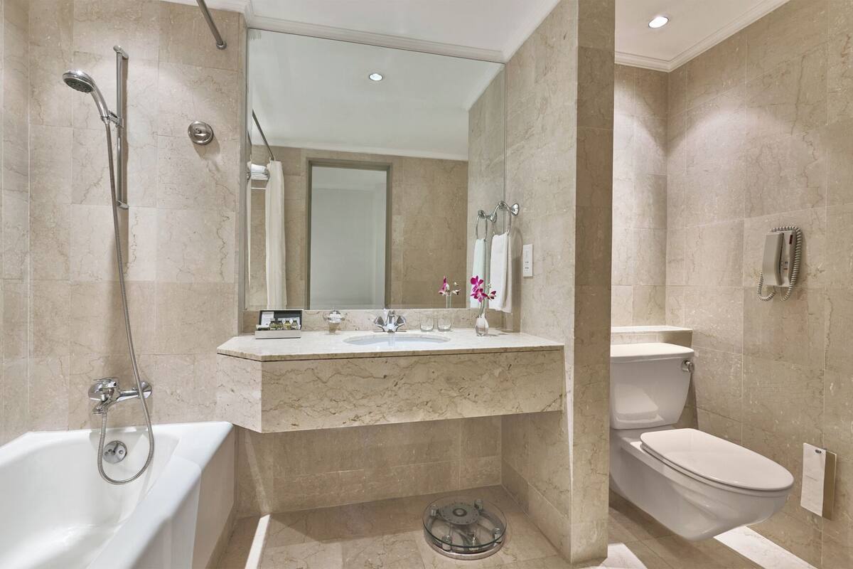 Baño | Artículos de higiene personal gratuitos, secador de pelo y albornoces
