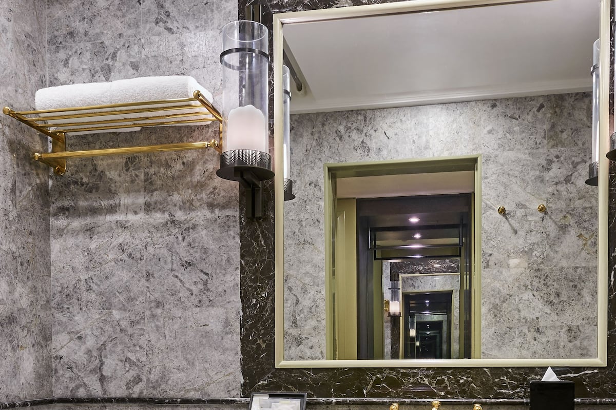 Habitación (Heritage) | Baño | Amenidades de baño gratuitas, secadora de cabello, batas, pantuflas
