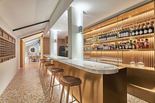 4 restaurants; breakfast, lunch and dinner served 