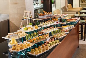Daily buffet breakfast (SGD 45 per person)