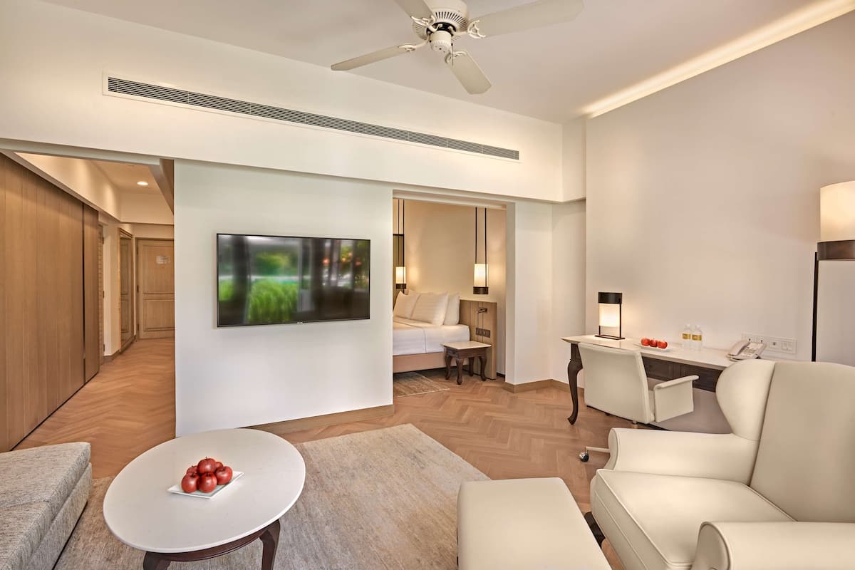 Suite, Poolseite | 1 Schlafzimmer, Zimmersafe, Schreibtisch, Bügeleisen/Bügelbrett