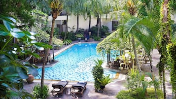 2 piscinas externas, guarda-sóis, espreguiçadeiras