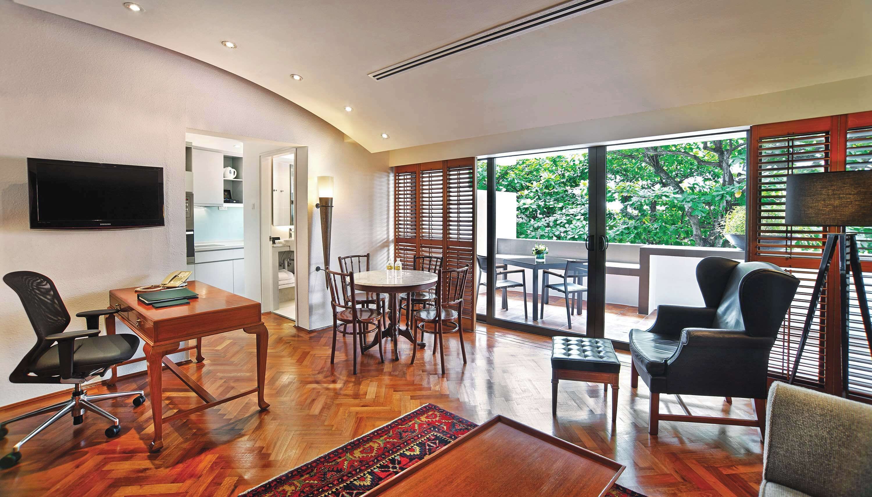 Parklane Split Level Studio - 3-5 Minutes Walking Distance to Annex Building | In-room safe, desk, iron/ironing board, free cribs/infant beds