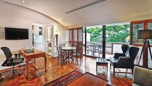 Parklane Split Level Studio - 3-5 Minutes Walking Distance to Annex Building | Caja fuerte, escritorio, tabla de planchar con plancha y cunas gratuitas
