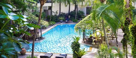 Deluxe Poolside Room | Garden