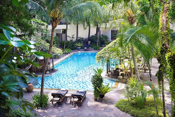 Deluxe Poolside Room | Garden