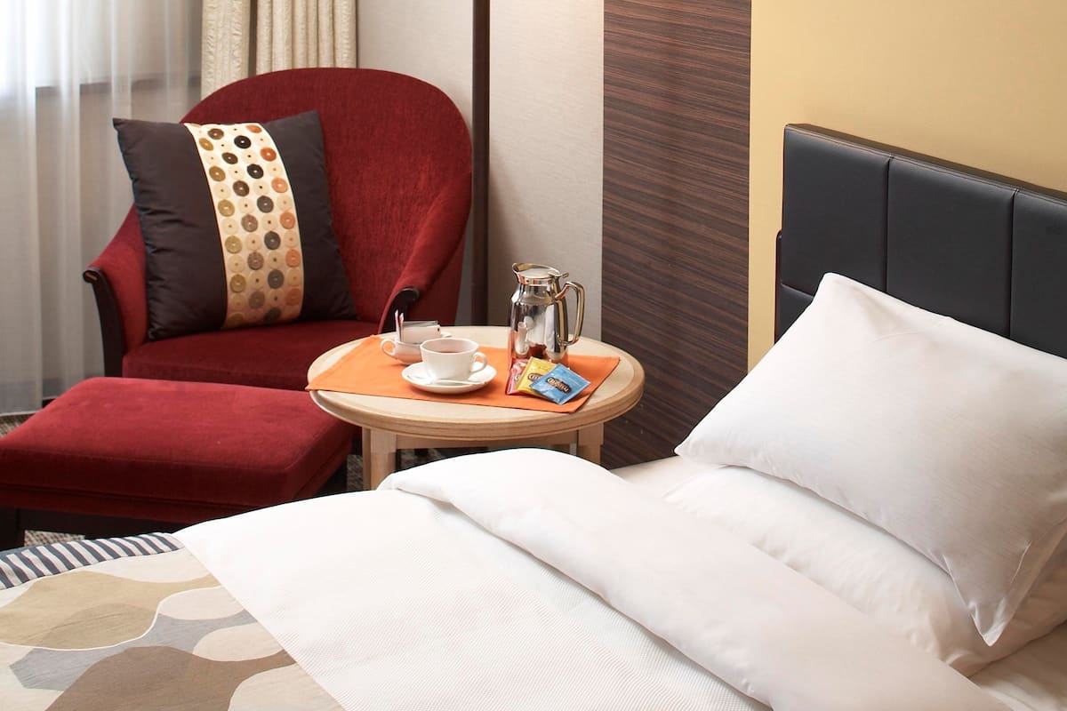 1 Schlafzimmer, Zimmersafe, Schreibtisch, Bügeleisen/Bügelbrett