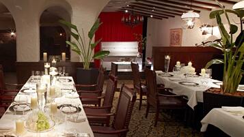 4 restaurants; breakfast, lunch, and dinner served