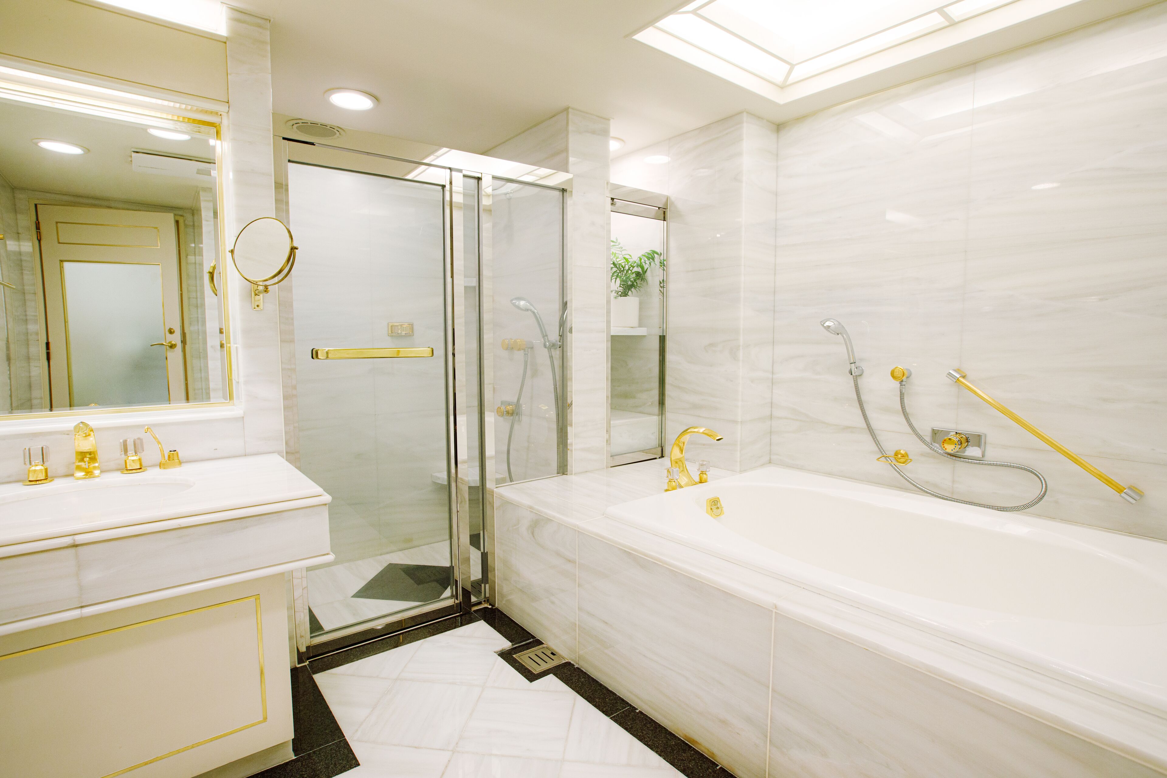 combined shower/bathtub, free toiletries, hair dryer, slippers