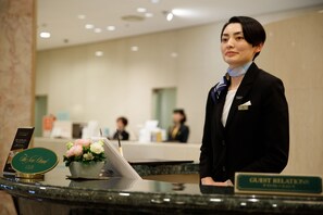 Concierge desk - Hotel New Otani Hakata (Fukuoka)