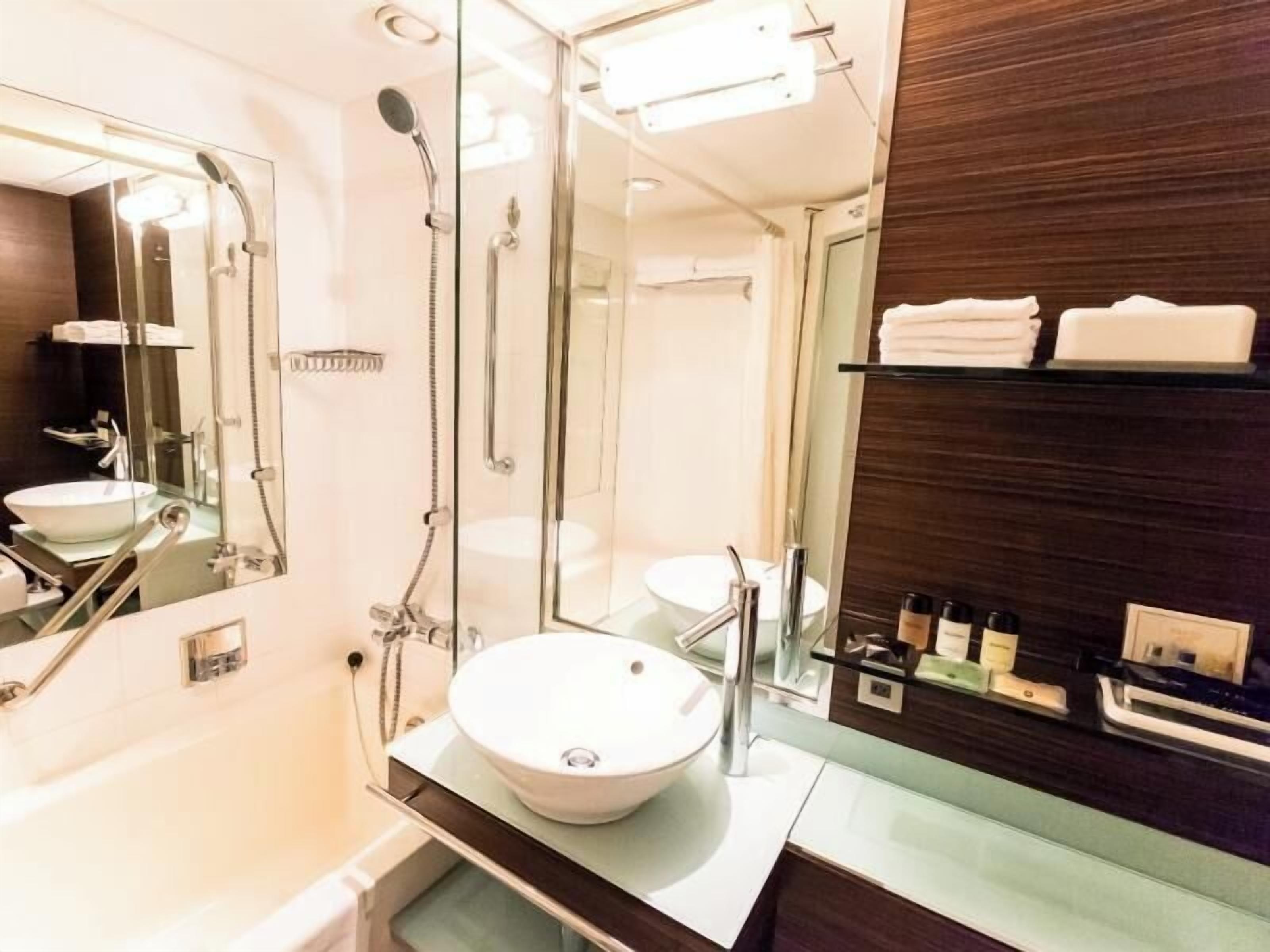 Baño | Ducha y bañera combinadas y artículos de higiene personal gratuitos