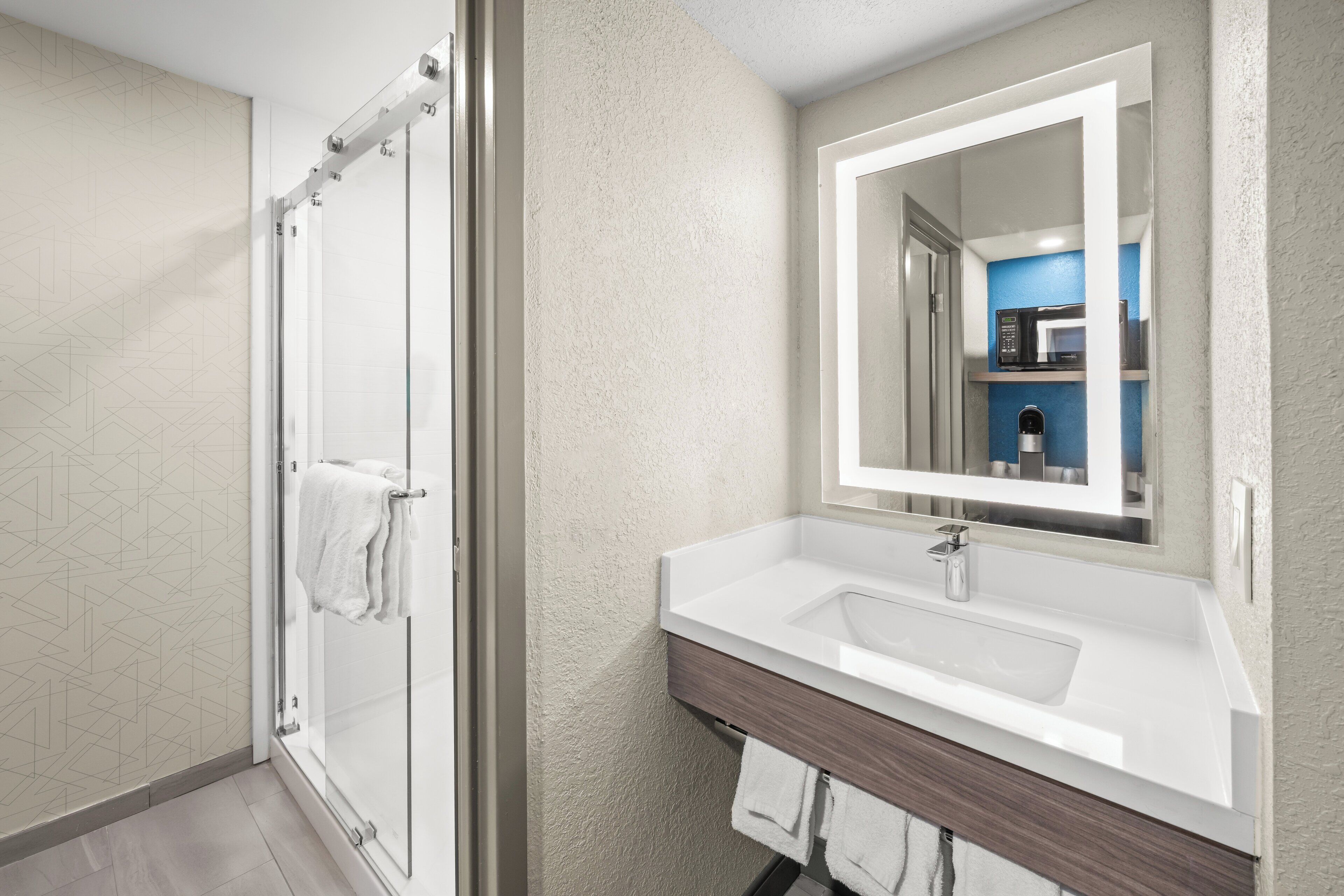 standard room, 1 king bed | bathroom | combined shower/bathtub, designer toiletries, hair dryer, towels
