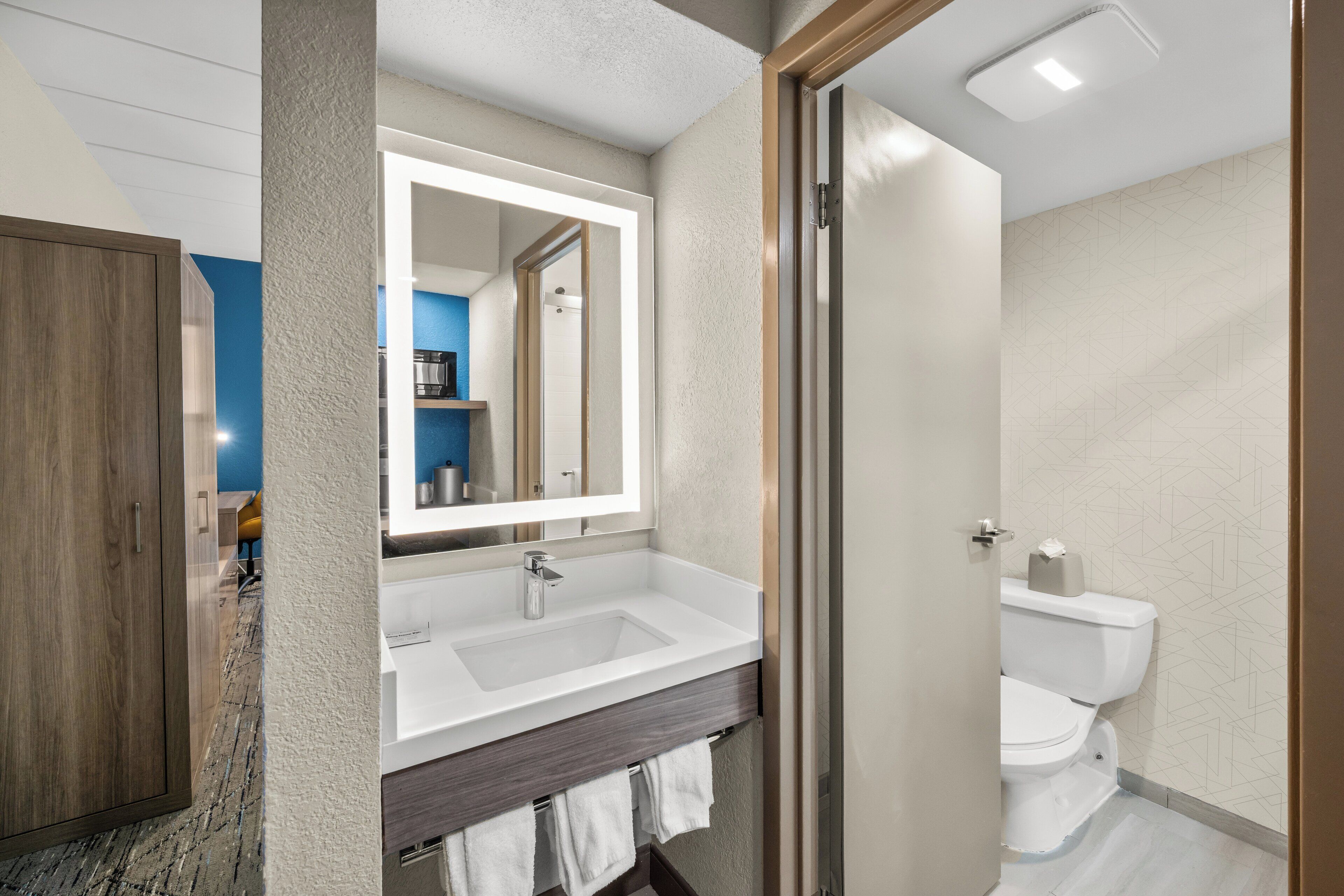 standard room, 2 queen beds | bathroom | combined shower/bathtub, designer toiletries, hair dryer, towels