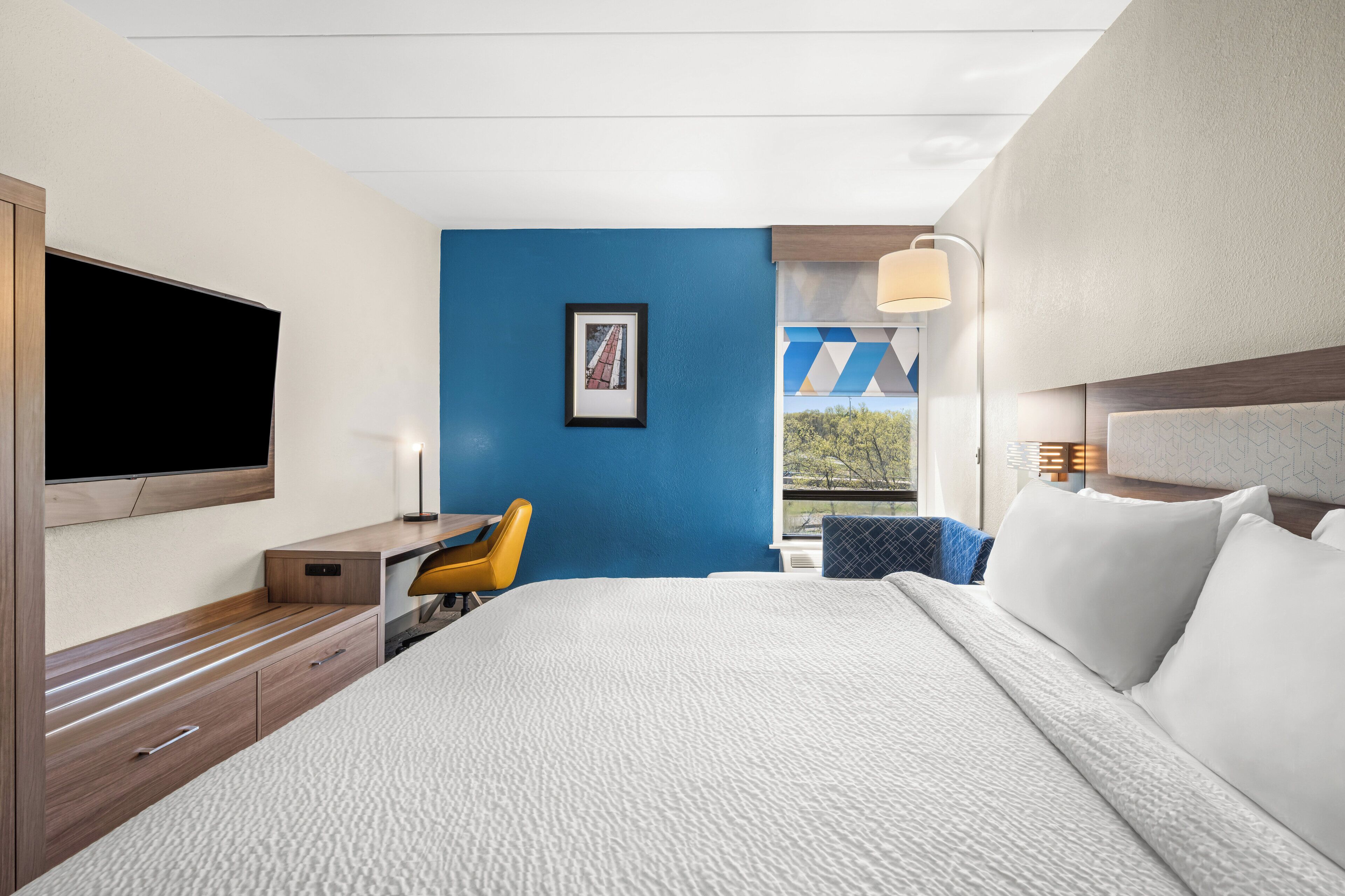 standard room, 1 king bed | premium bedding, in-room safe, desk, blackout curtains