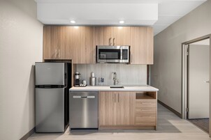 Suite, 1 King Bed | Room amenity