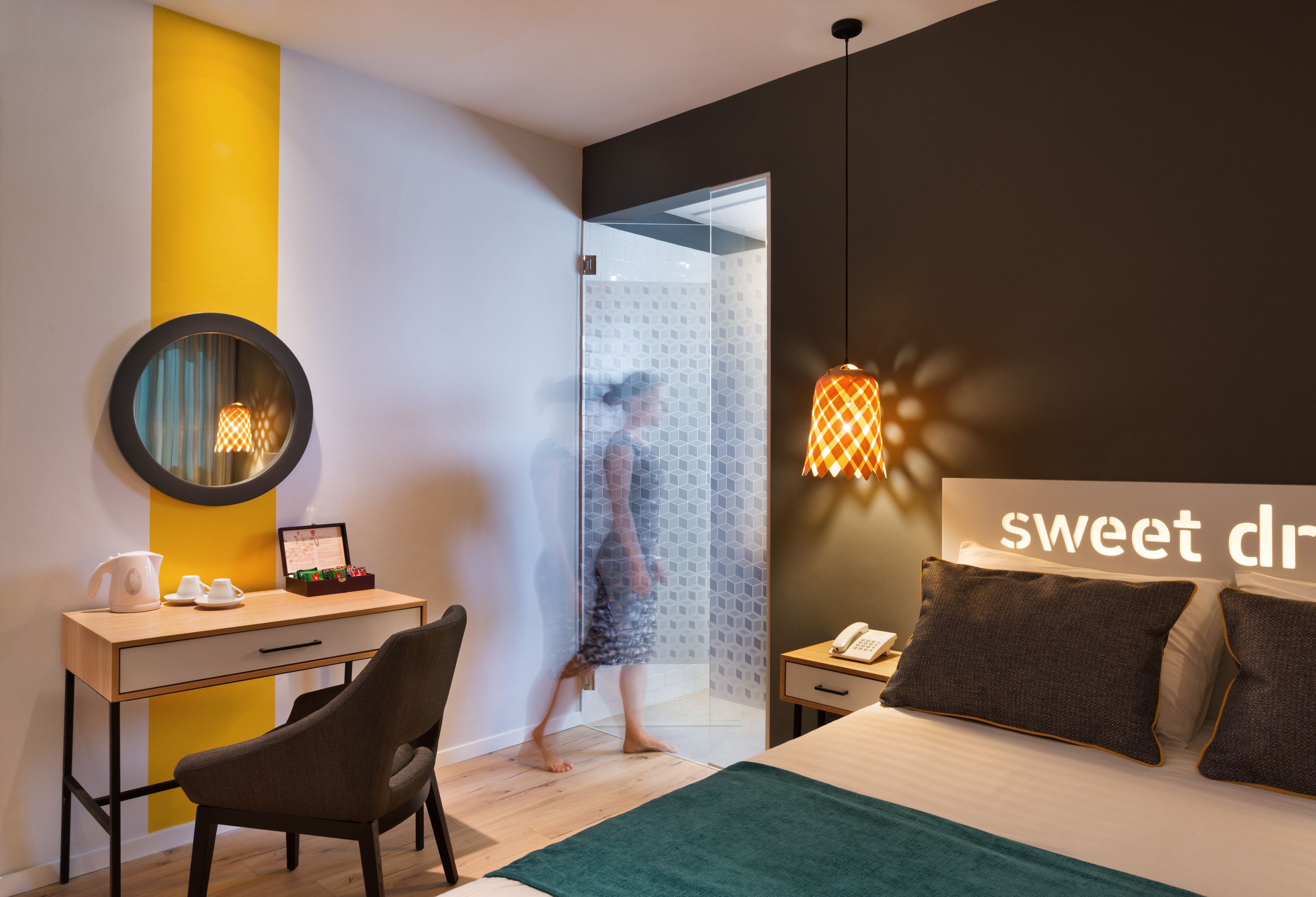 deluxe room | in-room safe, desk, blackout curtains, soundproofing