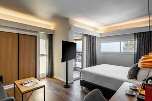 Deluxe Studio, Balcony | In-room safe, desk, blackout drapes, soundproofing