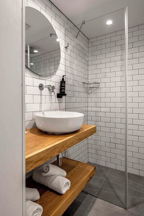 Dusche, kostenlose Toilettenartikel, Haartrockner, Bademäntel