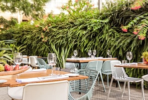 Déjeuner, dîner et souper servis sur place, vue sur la plage 