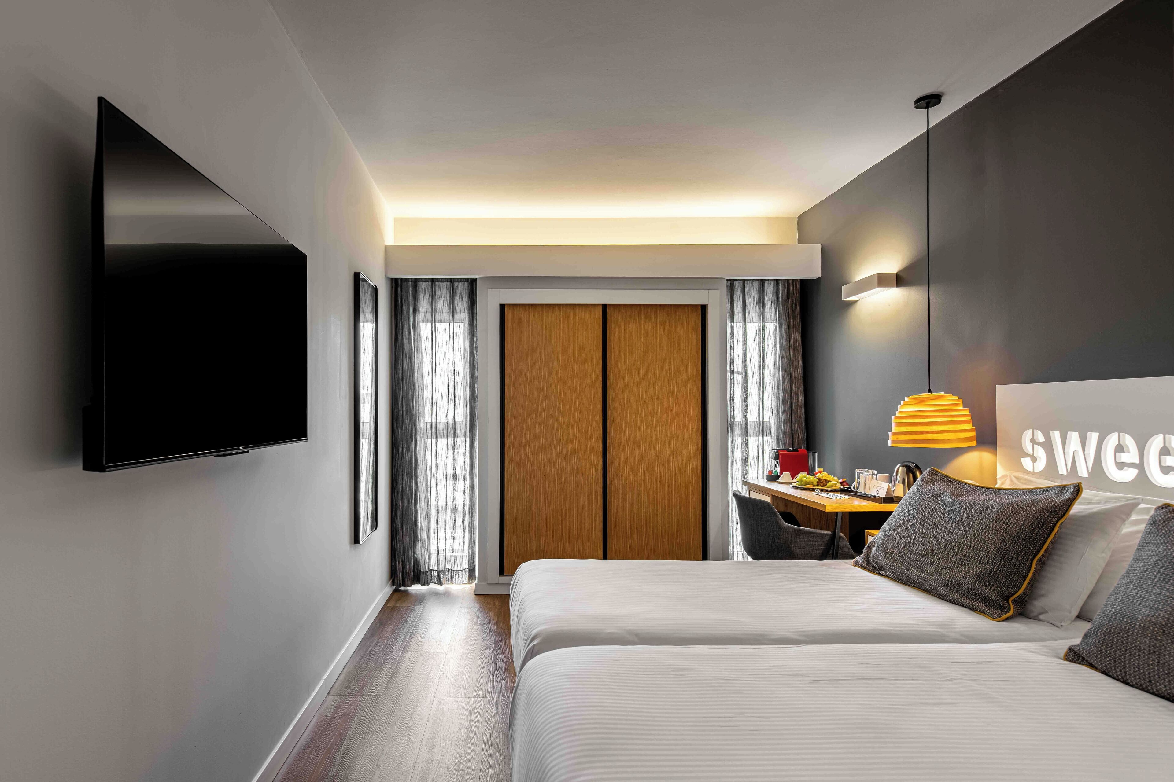 deluxe room | in-room safe, desk, blackout curtains, soundproofing